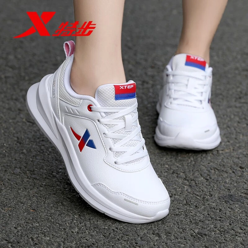 特步女鞋2024夏季皮面防水运动鞋女轻便增高休闲鞋软底透气跑步鞋