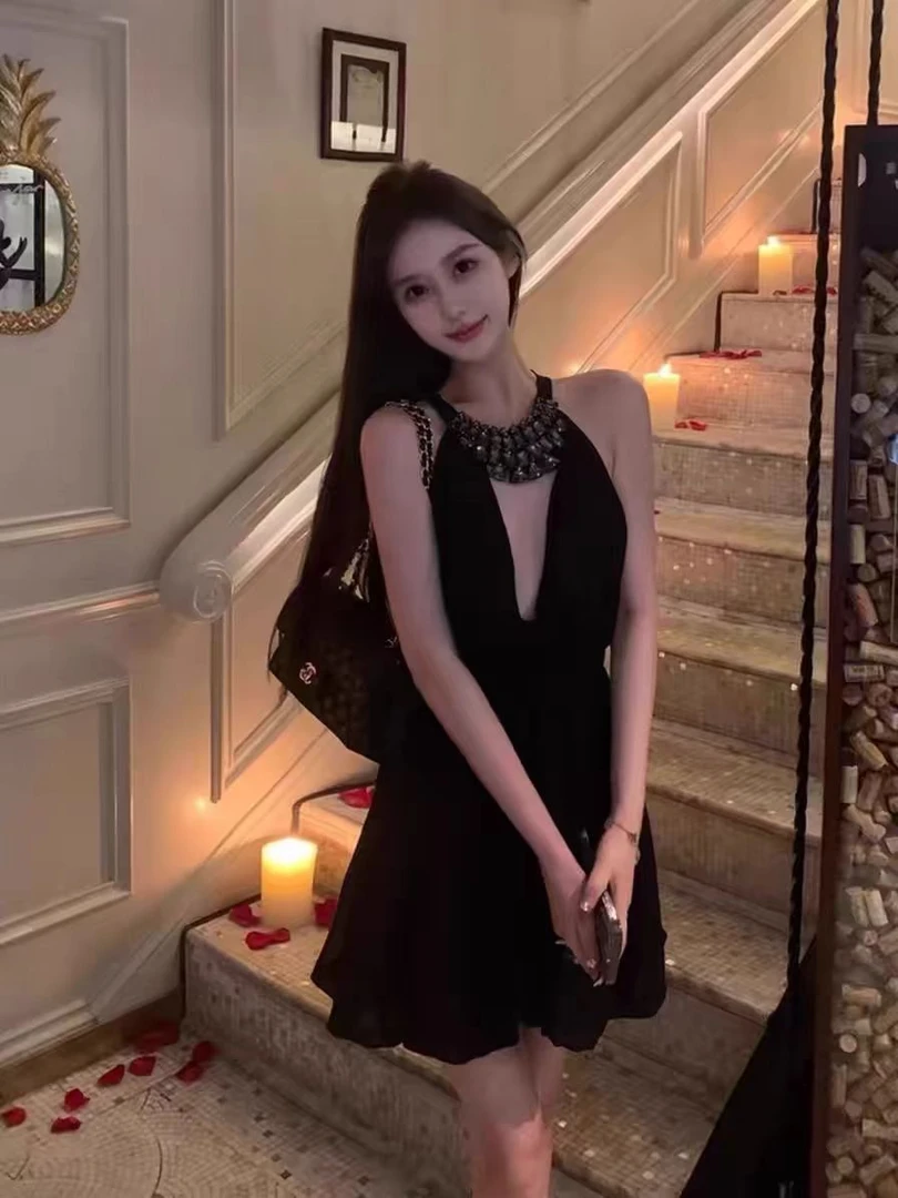 法式重工小众挂脖吊带裙女夏季黑色性感收腰短款V领连衣裙显瘦