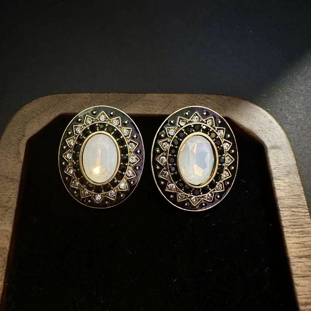 铜合金耳饰 买三送一  气质白色轻奢时尚百搭法式中古耳钉