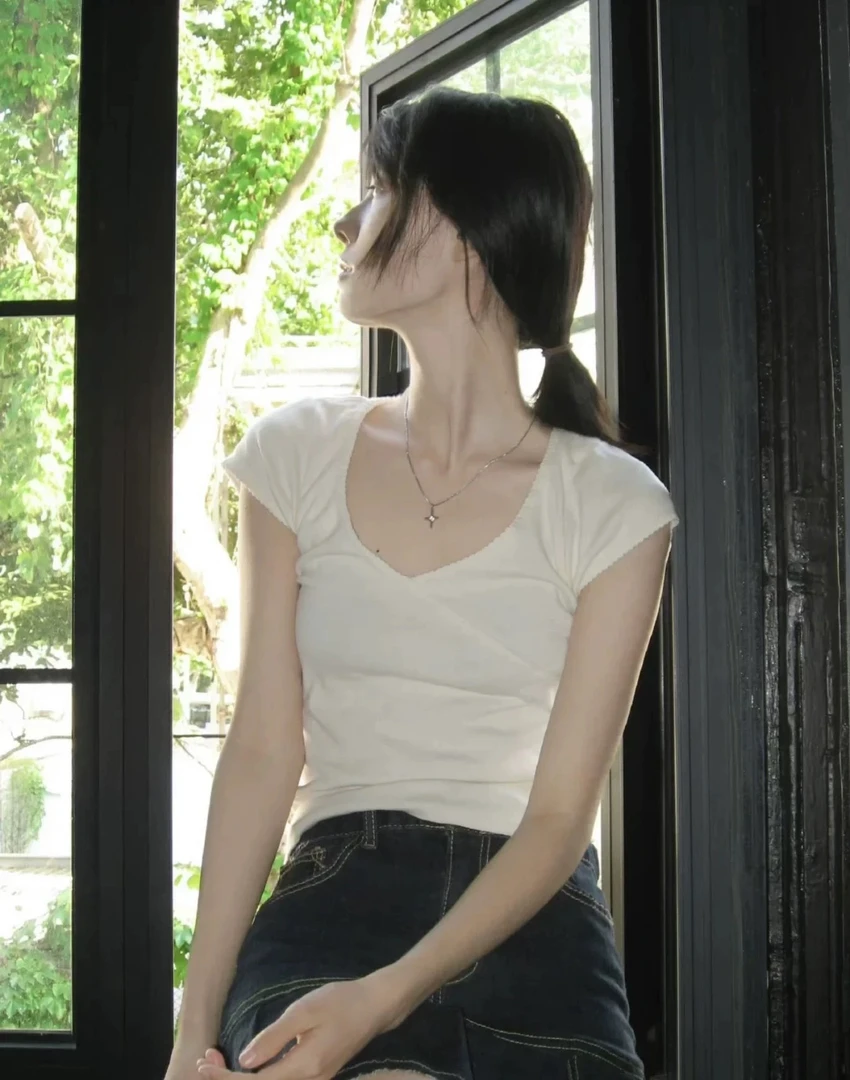 @原！微透奶杏色薄款～纯欲正肩V领显瘦T恤短袖