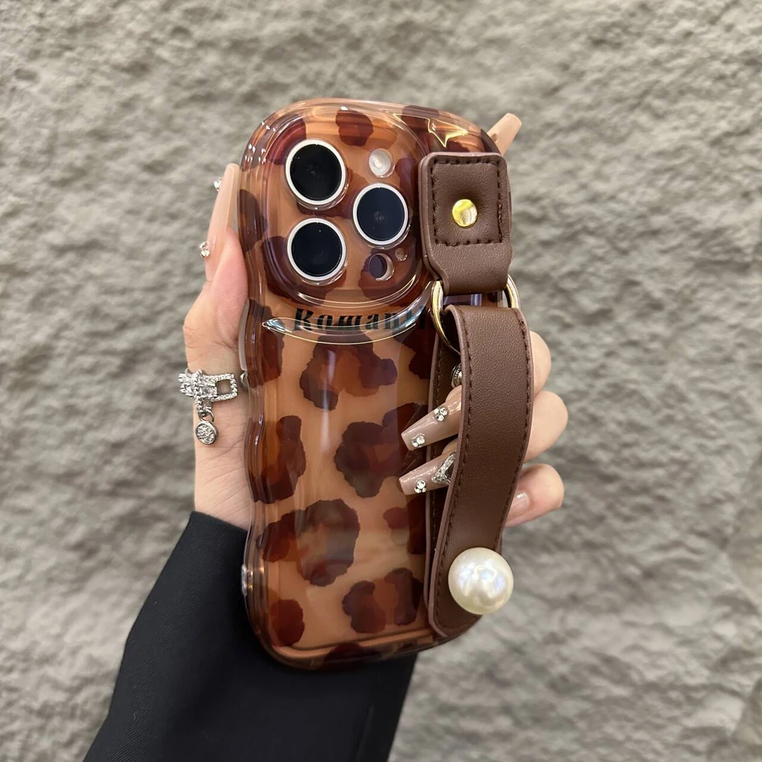 棕色豹纹皮纹腕带适用iphone15pro苹果14手机壳13promax潮牌12pro