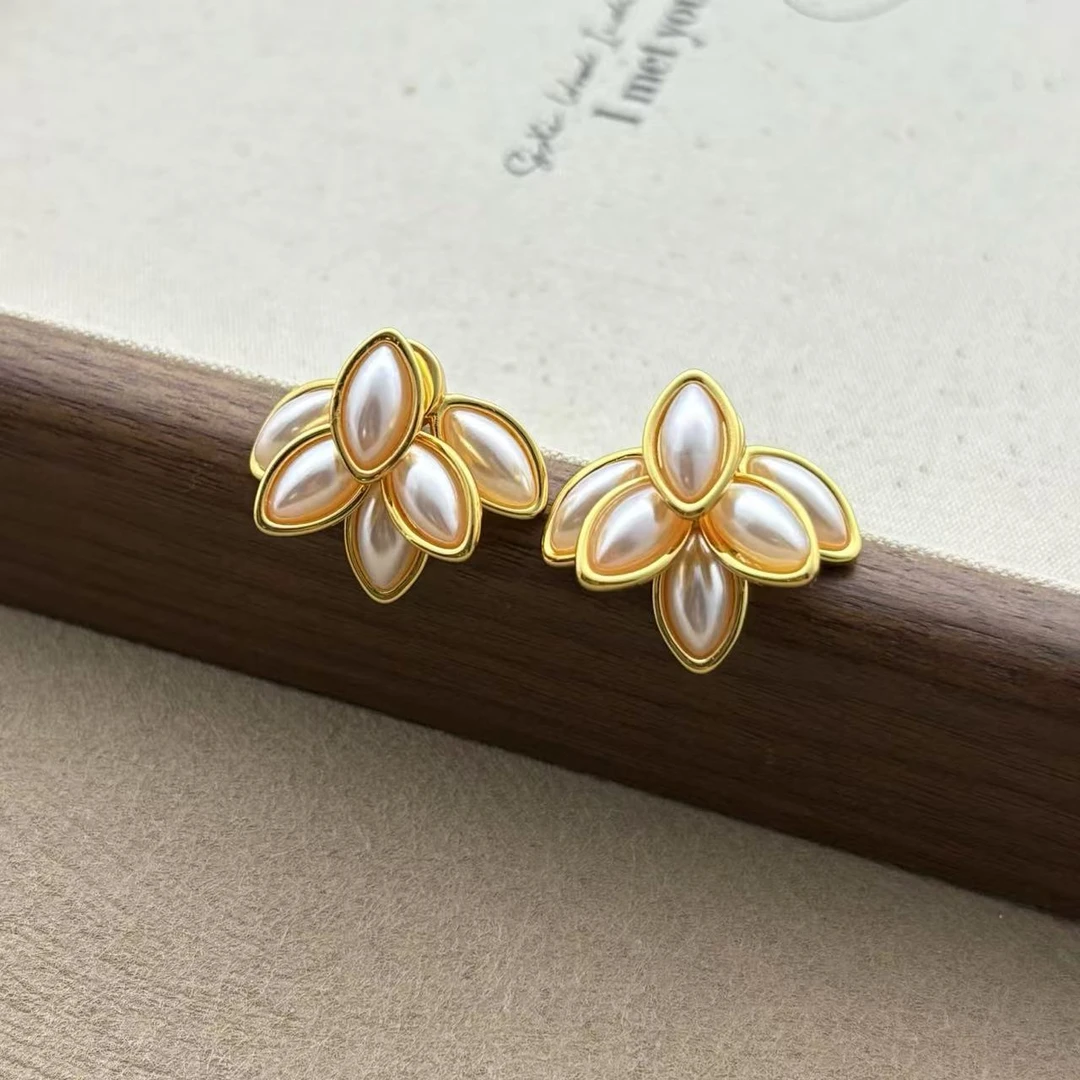 铜合金仿珍珠耳饰 法式树叶耳钉小众设计耳环简约气质百搭耳饰女