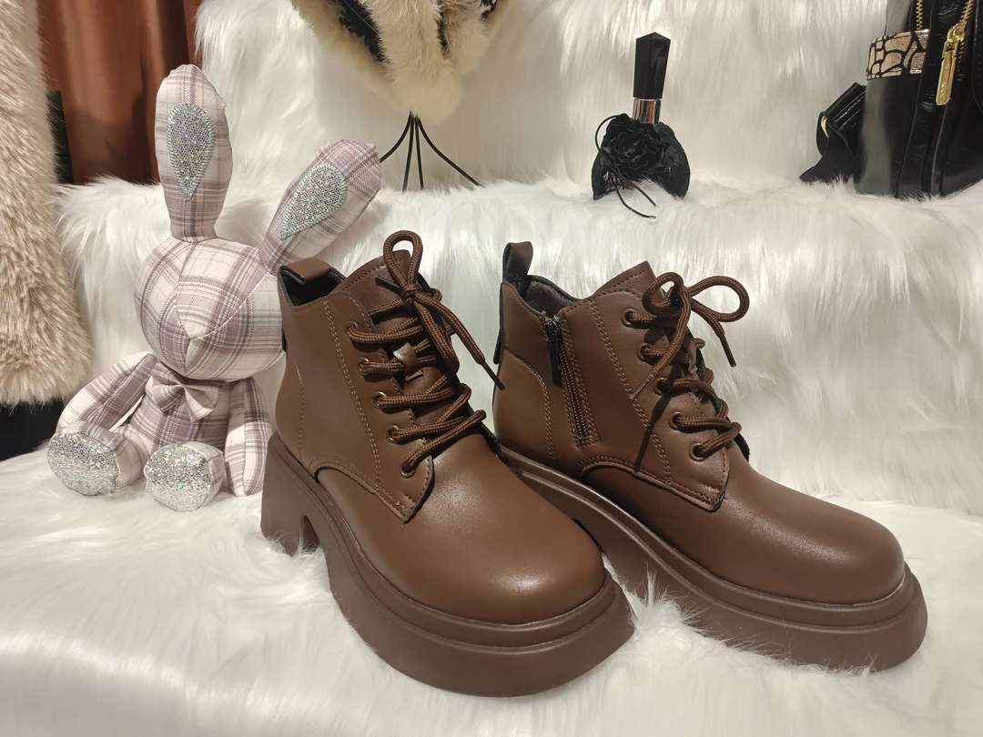 2023年秋季新款粗跟马丁靴女时尚百搭时尚风显瘦真皮厚底圆头短靴