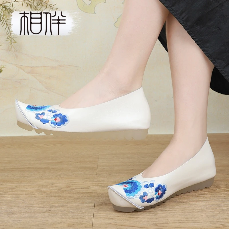 相伴刺绣国风女士单鞋春夏新款软底防滑奶奶鞋真皮平底女鞋52635