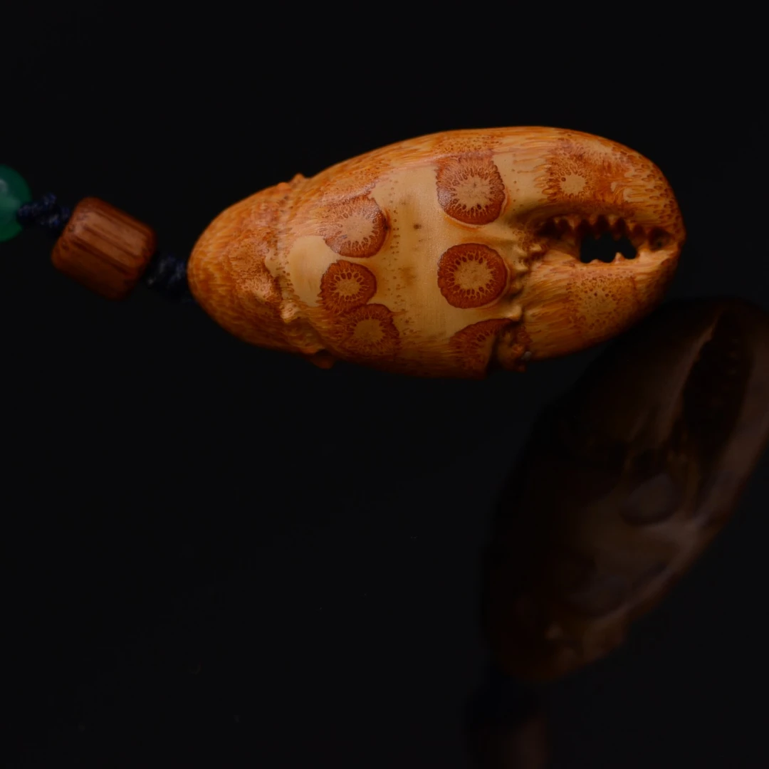 蟹钳(招财)寓意八方来财、鸿运当头、金榜题名、家庭幸福。挂坠