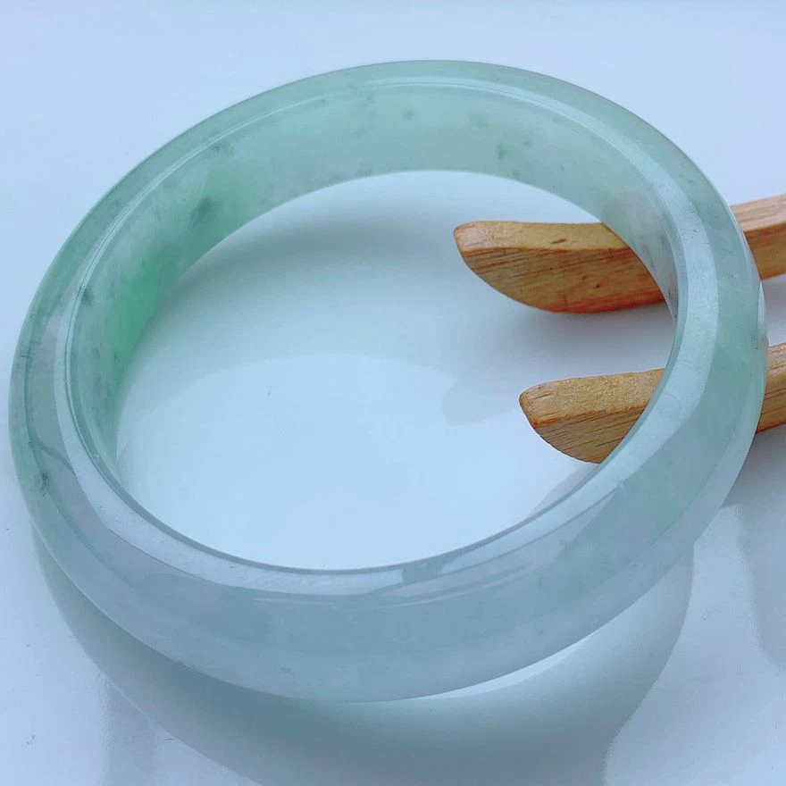 5427圈口55.0mm缅甸正品天然A货翡翠飘绿时尚精美正装玉手镯