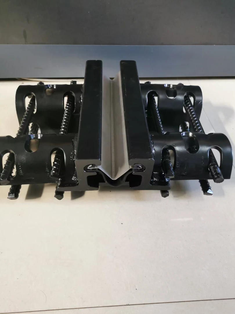 抗震连波模数式桥梁伸缩缝大位移W型双甲胶条伸缩缝