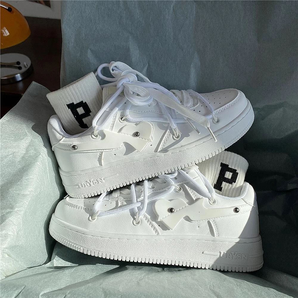 巨显瘦白色爱心厚底小黑鞋子女潮流学生小白鞋百搭休闲情侣板鞋