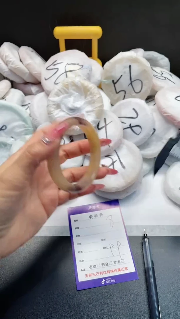 【闪购商品】石英质玉手镯未镶嵌8