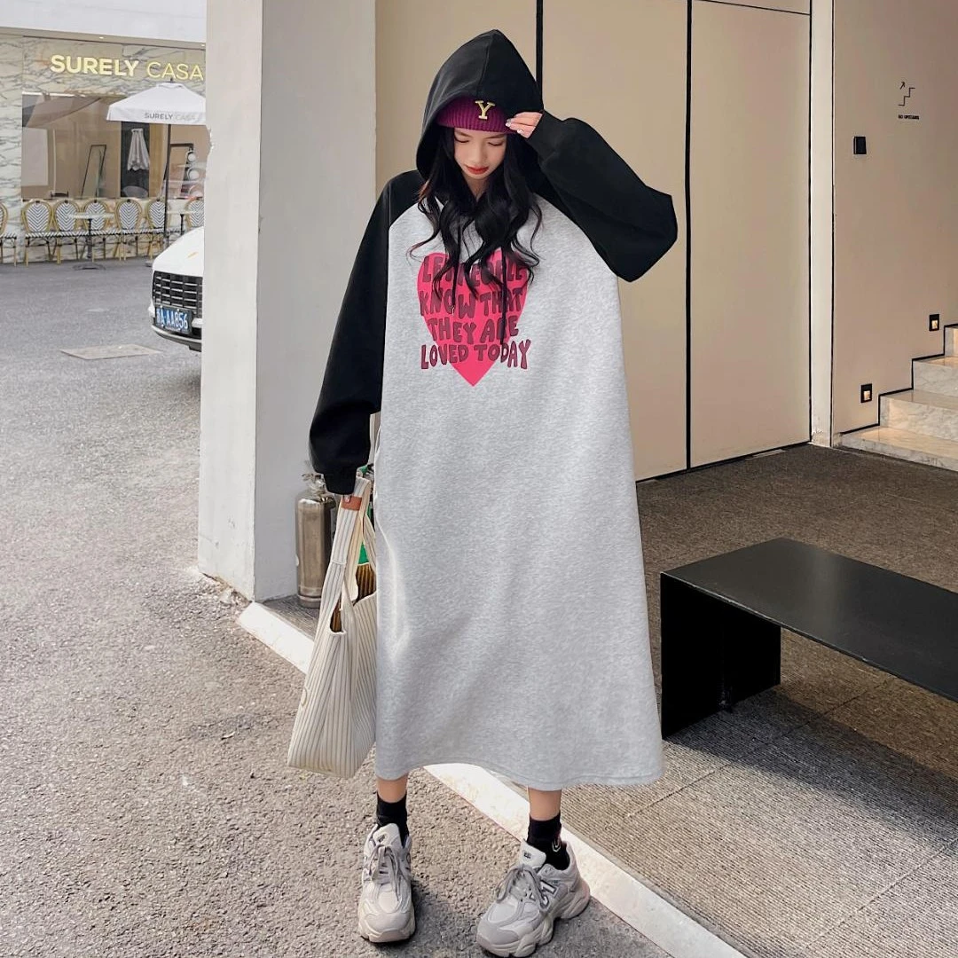 清清价  春装新款大码撞色插肩袖卫衣裙爱心印花宽松过膝连衣裙