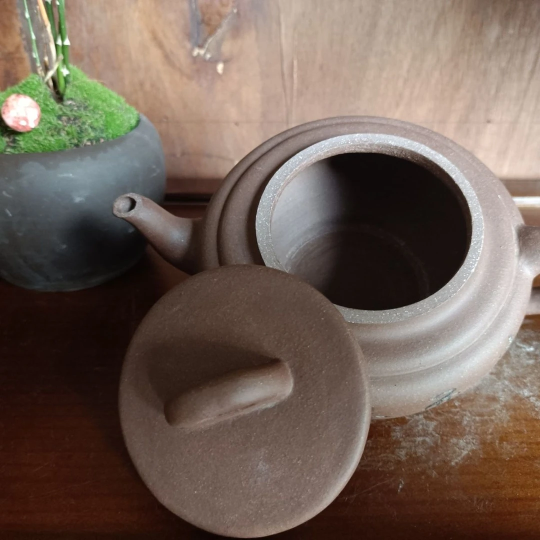 漓岩紫砂新壶注水即变深泡茶20次左右壶变深包浆开始桥壶300CC