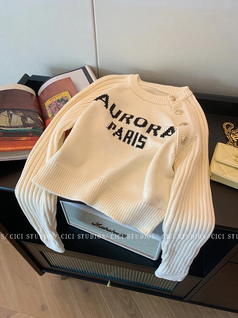 小香风白色字母斜扣圆领针织衫女秋冬2023新款时髦高级感短款毛衣