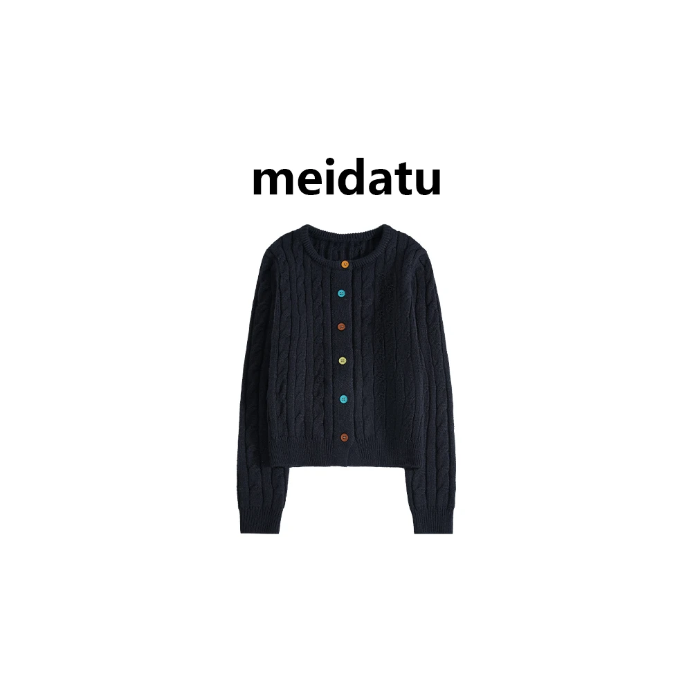 美哒兔（慵懒欧尼）设计感彩虹扣毛织开衫bm1396