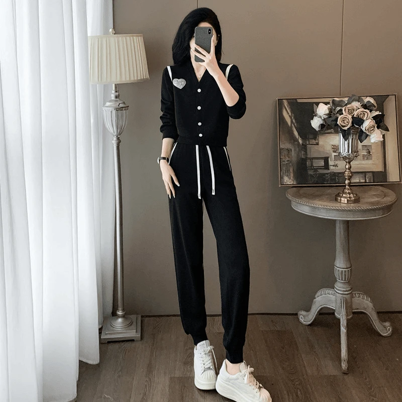 黑色休闲宽松套装女2024秋冬新款减龄显瘦V领上衣束脚裤两件套装