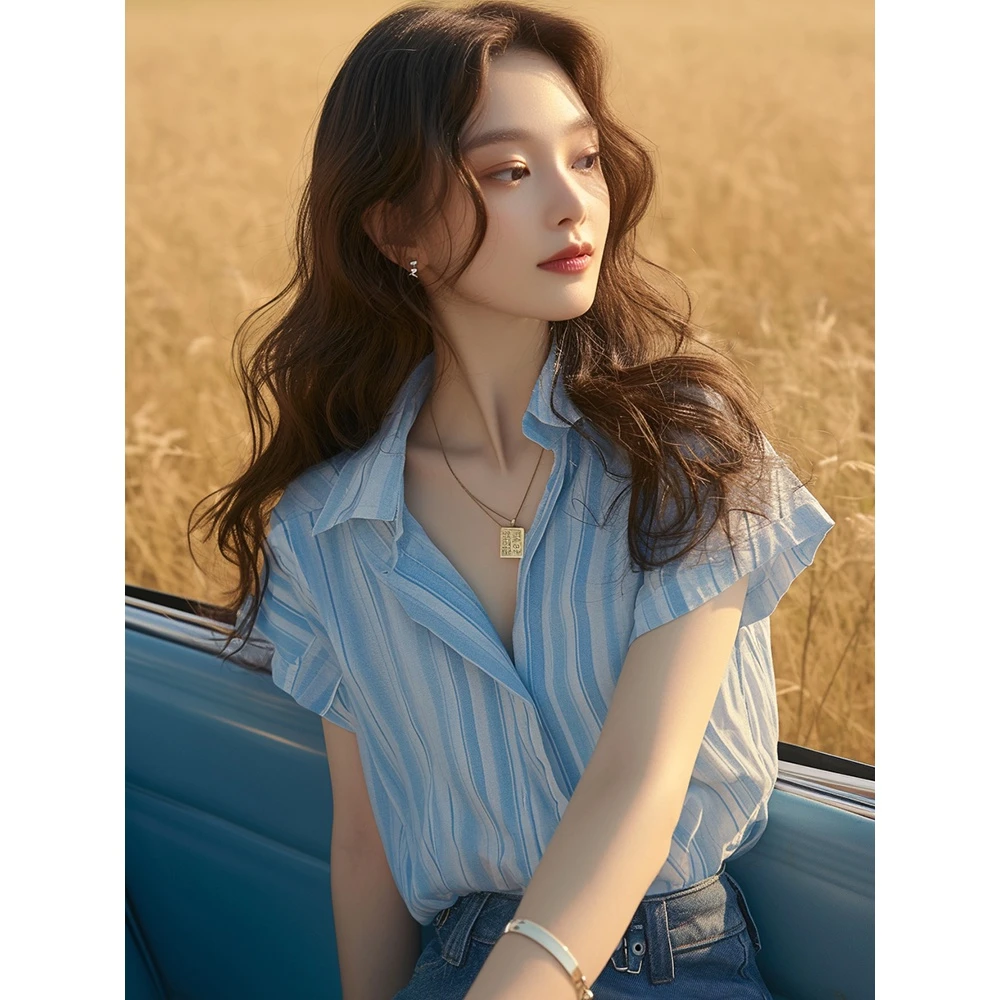 9175 今年流行漂亮的小衫法式气质甜辣小上衣蓝色短袖条纹衬衫女