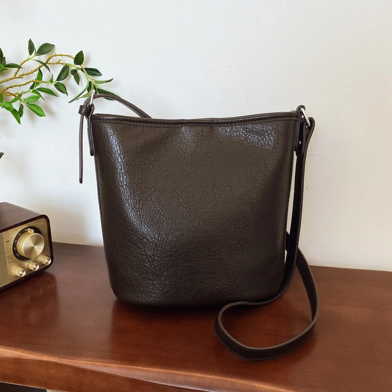 秋冬新款百搭简约大容量单肩腋下包女包小众休闲斜挎包水桶包高级