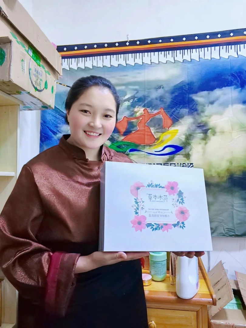 花木本草水嫩修护复颜套盒