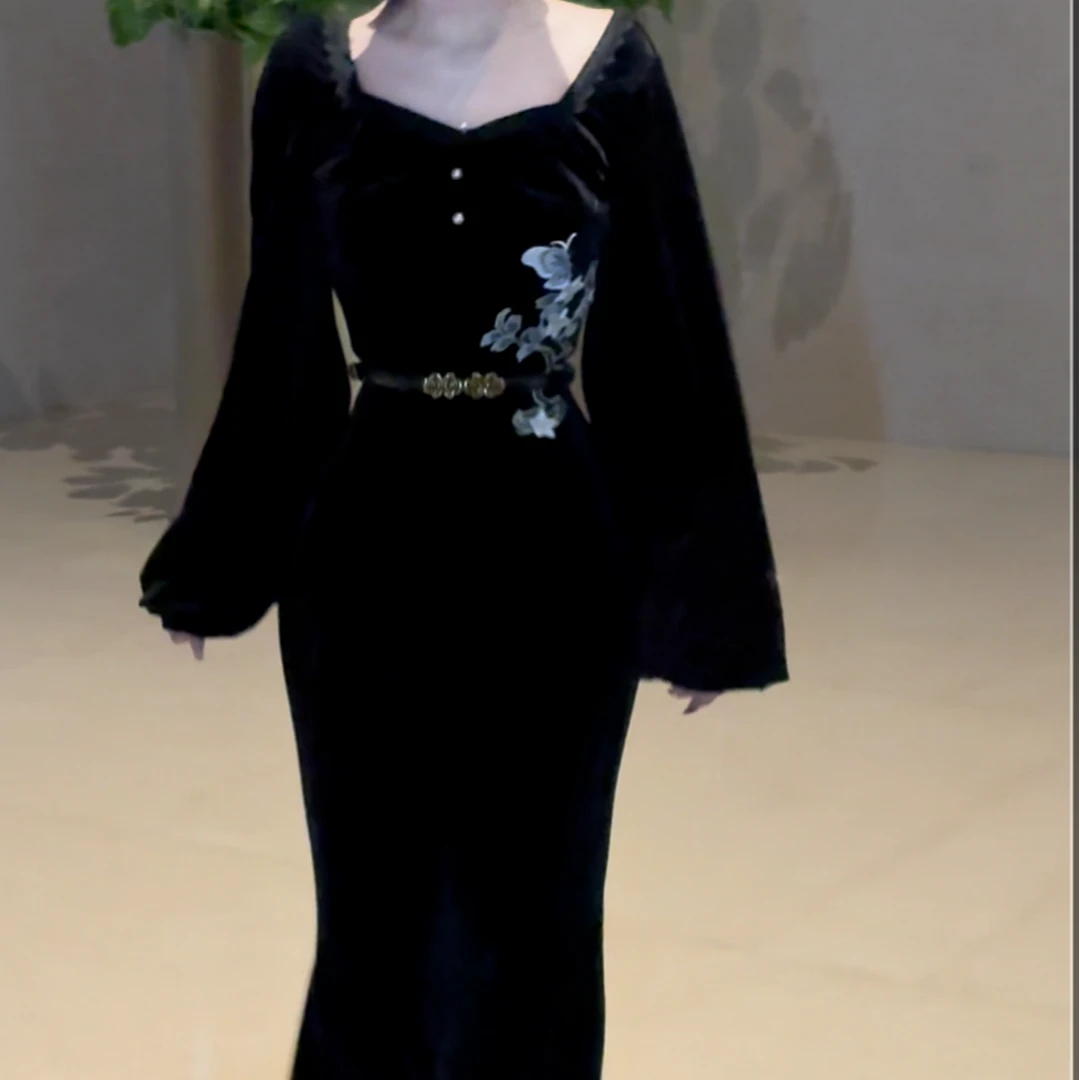 LHMknk1画报夫人原创自制丝绒方领赫本鱼尾连衣裙刺绣赫本黑裙