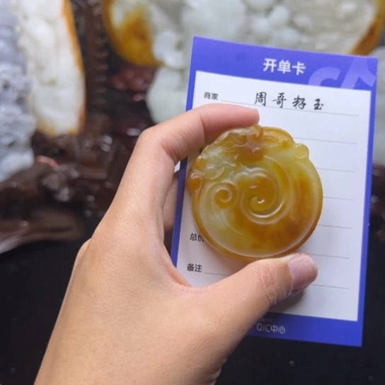 和田玉挂件未镶嵌爱****？