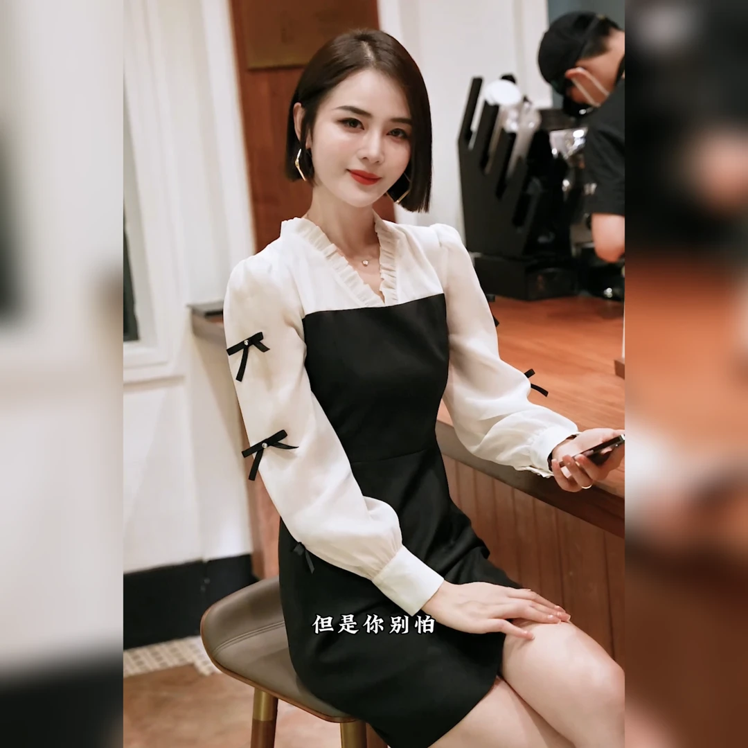 【心儿】优美甜心2023秋冬新款赫本风设计感拼接撞色小V领连衣裙