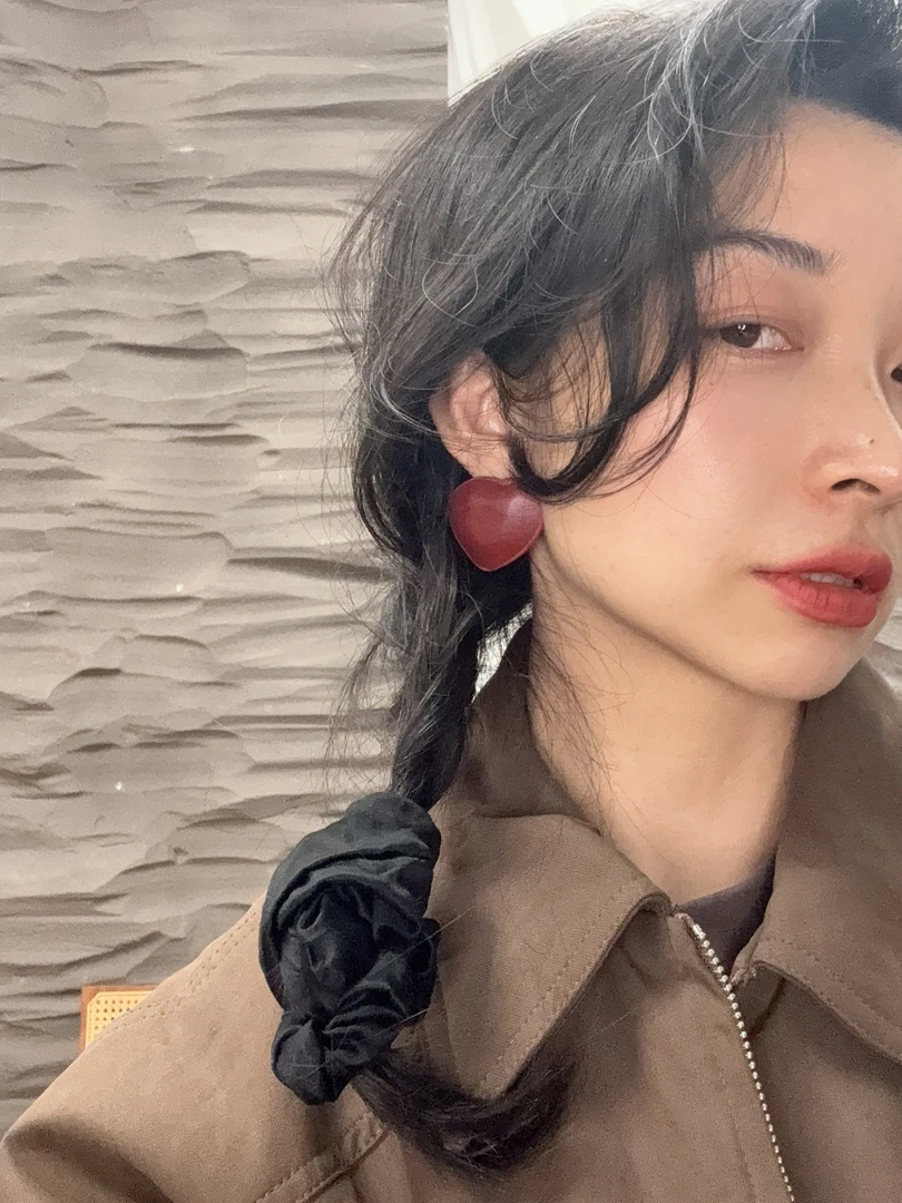 非金属合成锆石耳饰 《黑红心心》可爱黑红两色爱心耳饰简约设计款