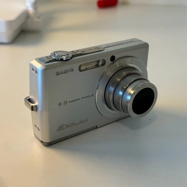 95新  CASIO/卡西欧 z600 银色 600万像素 3被变焦 ccd