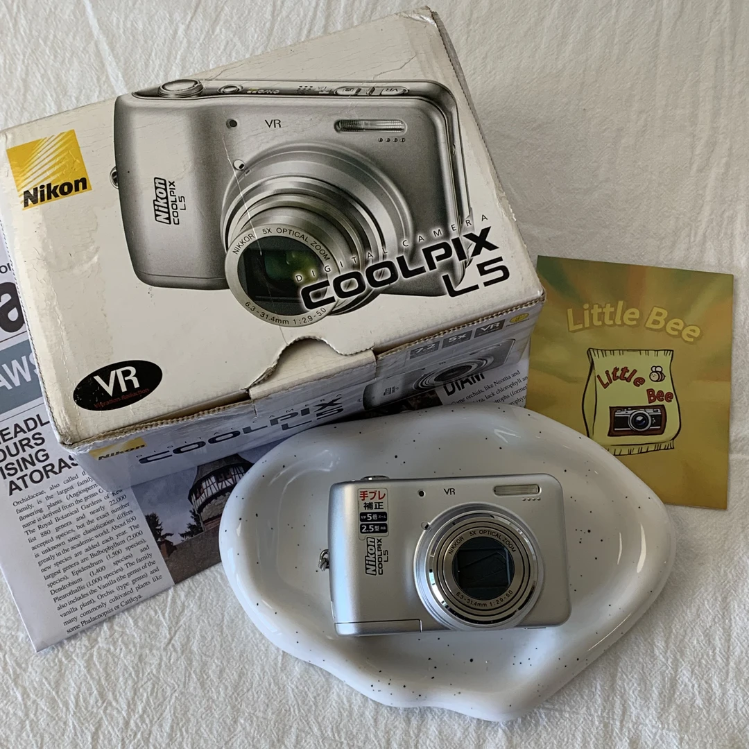 99新  Nikon/尼康L5 原盒银色 720万像素5倍变焦ccd数码相机