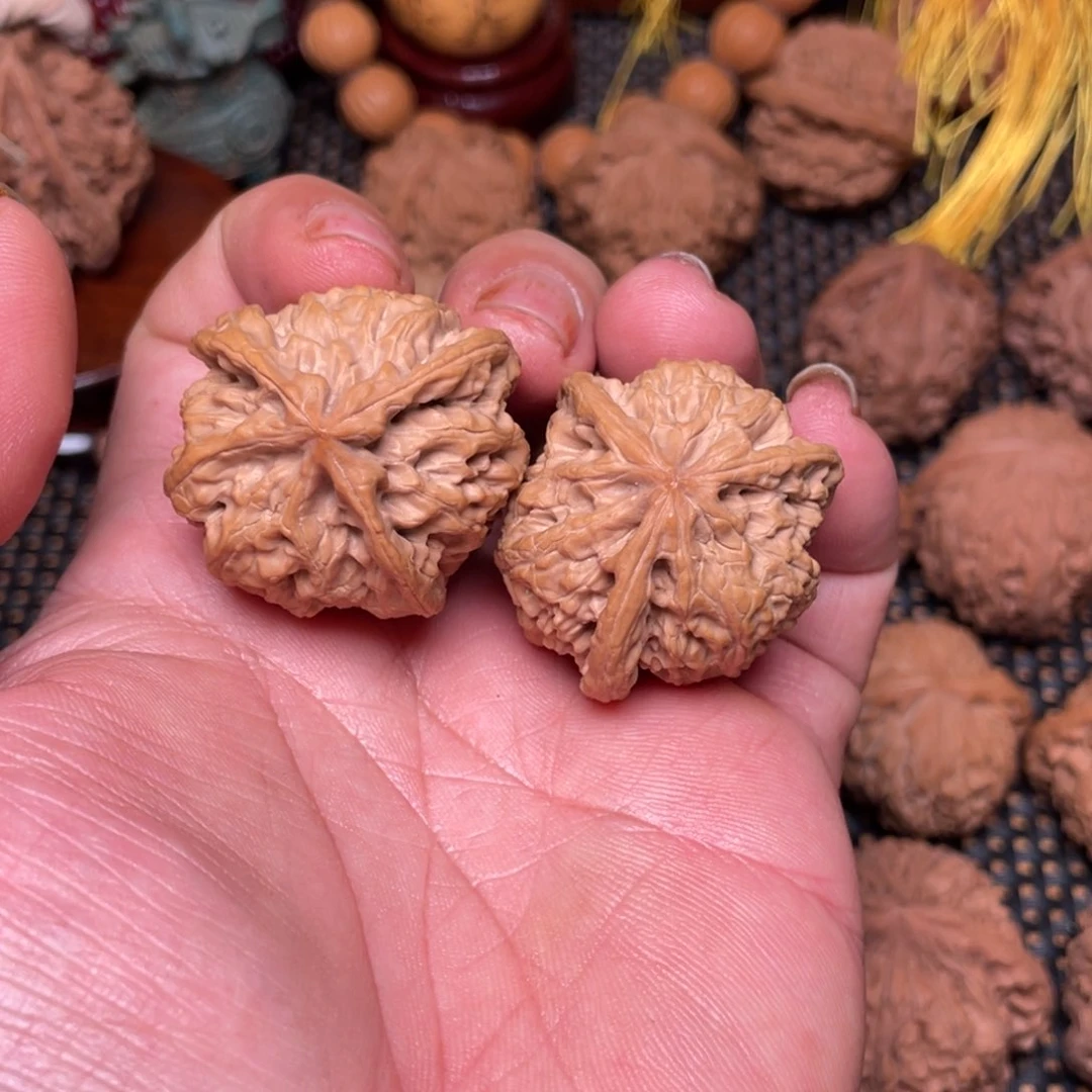 文玩核桃把件野牛三棱