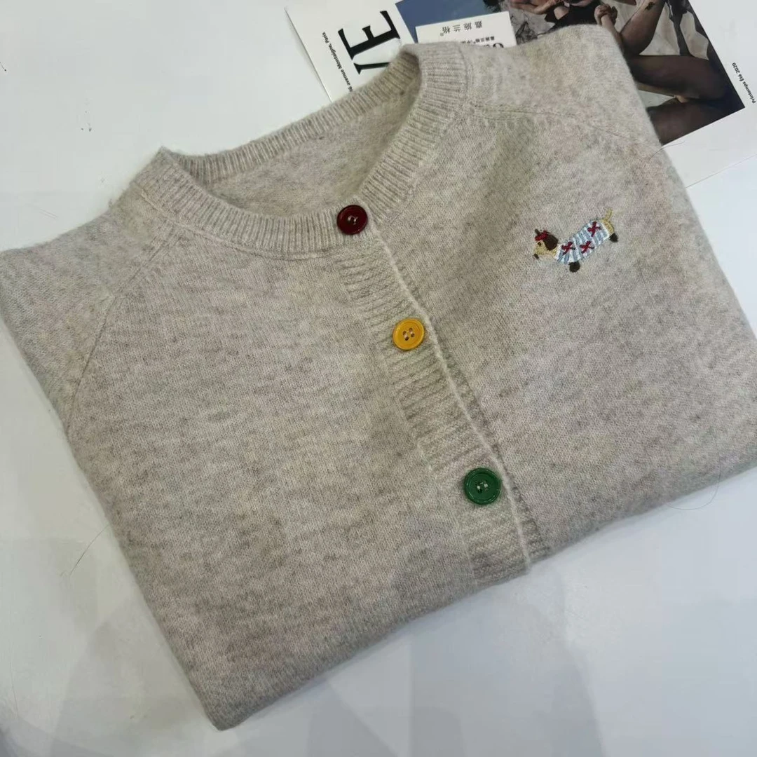 奶呼呼软糯可爱腊肠狗刺绣秋季高级感彩色纽扣针织开衫上衣11750