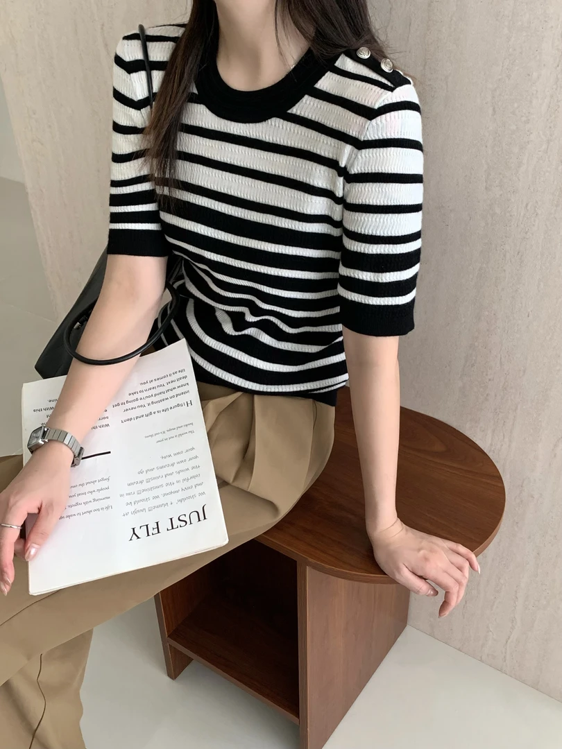 高品定制色60支精纺羊毛条纹圆领抽条扭花打底衫8801