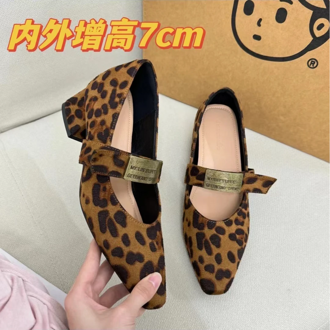 小个子内外增高7cm豹纹气质时尚通勤一字带金属扣魔术贴粗跟单鞋