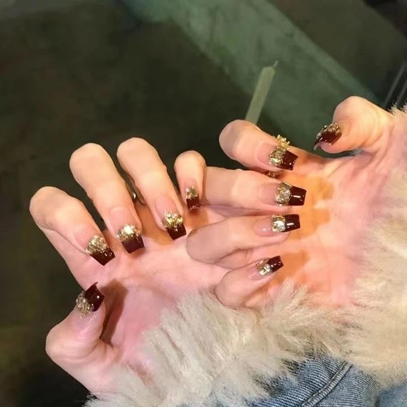 小红书同款酒红色显白美甲短款学生甲法式美甲贴钻闪钻爆闪穿戴甲