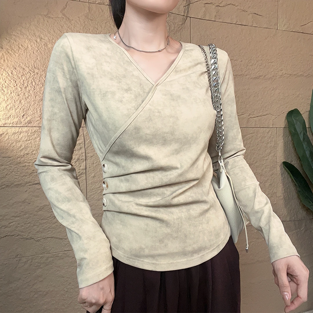 时尚蜡染V领长袖T恤女春季内搭设计感纽扣收腰显瘦弧形下摆上衣