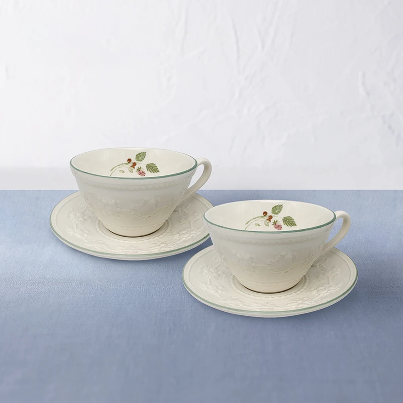 Wedgwood欢愉假日浮雕树莓杯碟盒装餐具盘子结婚礼盒-xin
