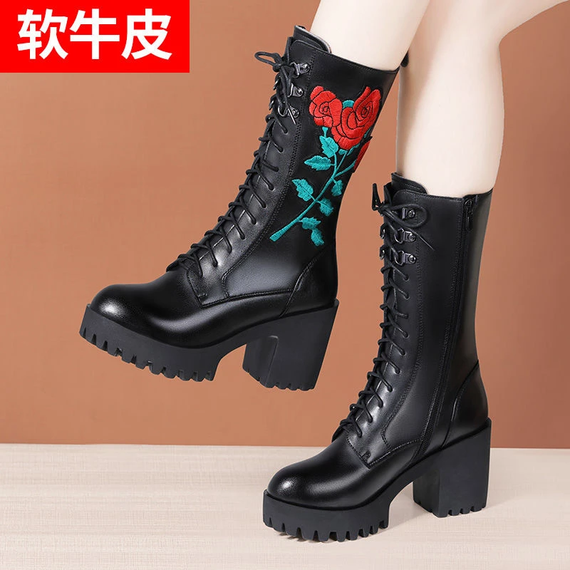 真皮粗跟绣花马丁靴女2023秋冬新款高跟系带中筒靴高跟加绒骑士靴