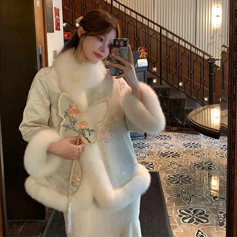 虞美人2025冬新款新中式国风刺绣绸缎仿狐狸毛斗篷外套羽绒棉服女