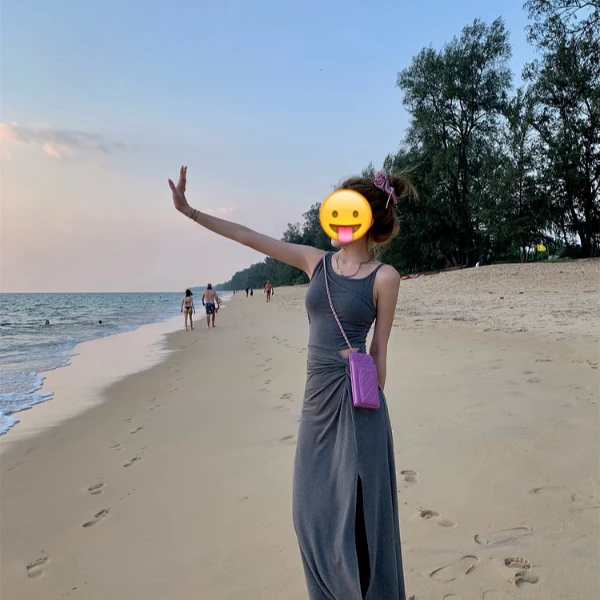 苏格拉周末性感黑色背心吊带连衣裙女设计感褶皱镂空收腰显瘦长裙