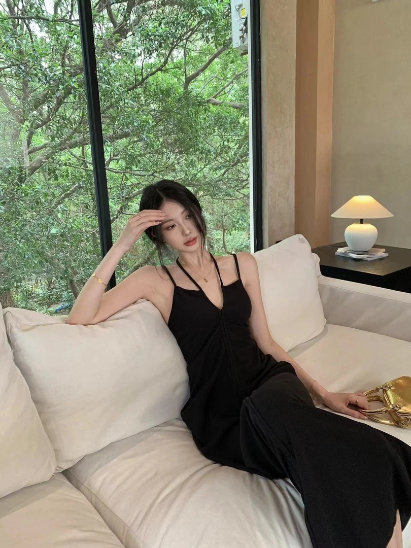 夏季新款气质性感辣妹黑色吊带连衣裙女高级感酷飒风女装高级感