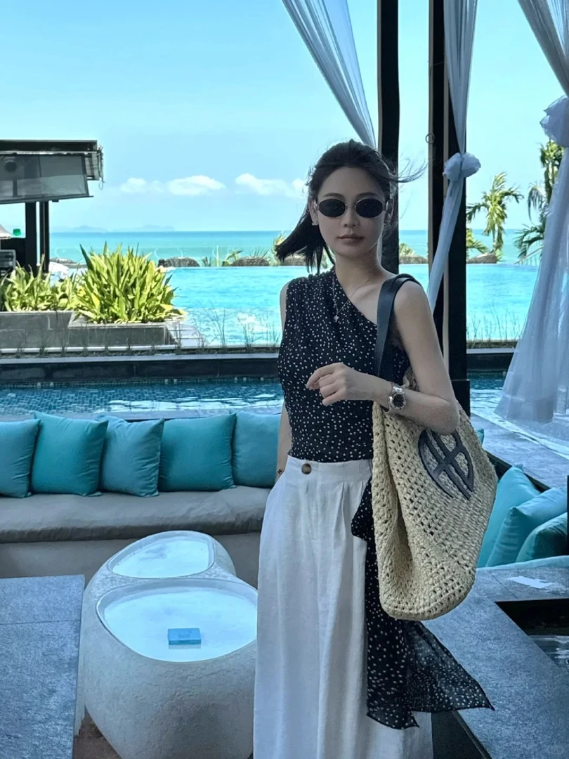 甜辣风不规则露肩黑色波点挂脖吊带背心女夏新款酷飒风女装高级感