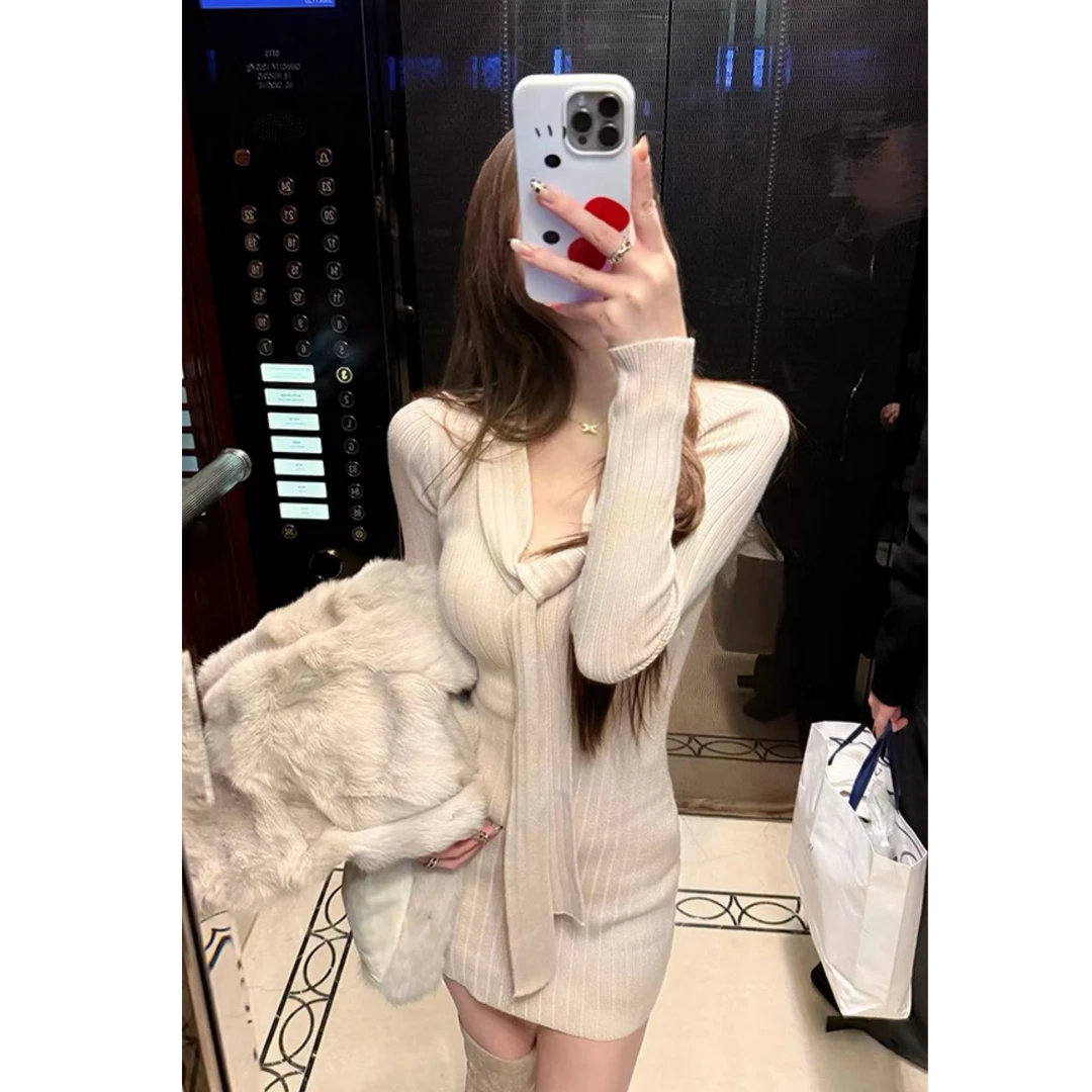 米色V领针织连衣裙女2024秋冬高级感修身显瘦高弹系带包臀短裙子