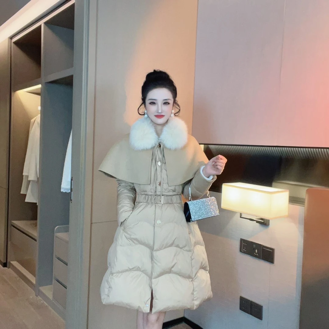 2023琪琪新款毛领可脱卸斗篷收腰显瘦羽绒服DM1DDW003