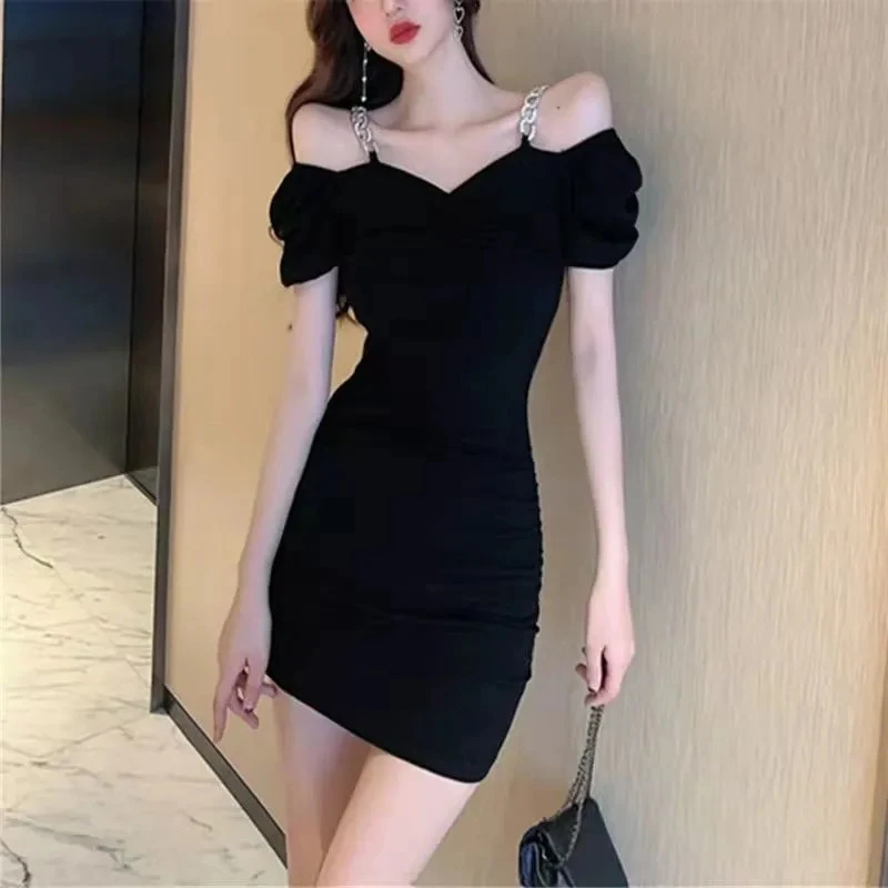 一字领露肩连衣裙女夏季新款气质名媛风修身显瘦褶皱短款包臀裙