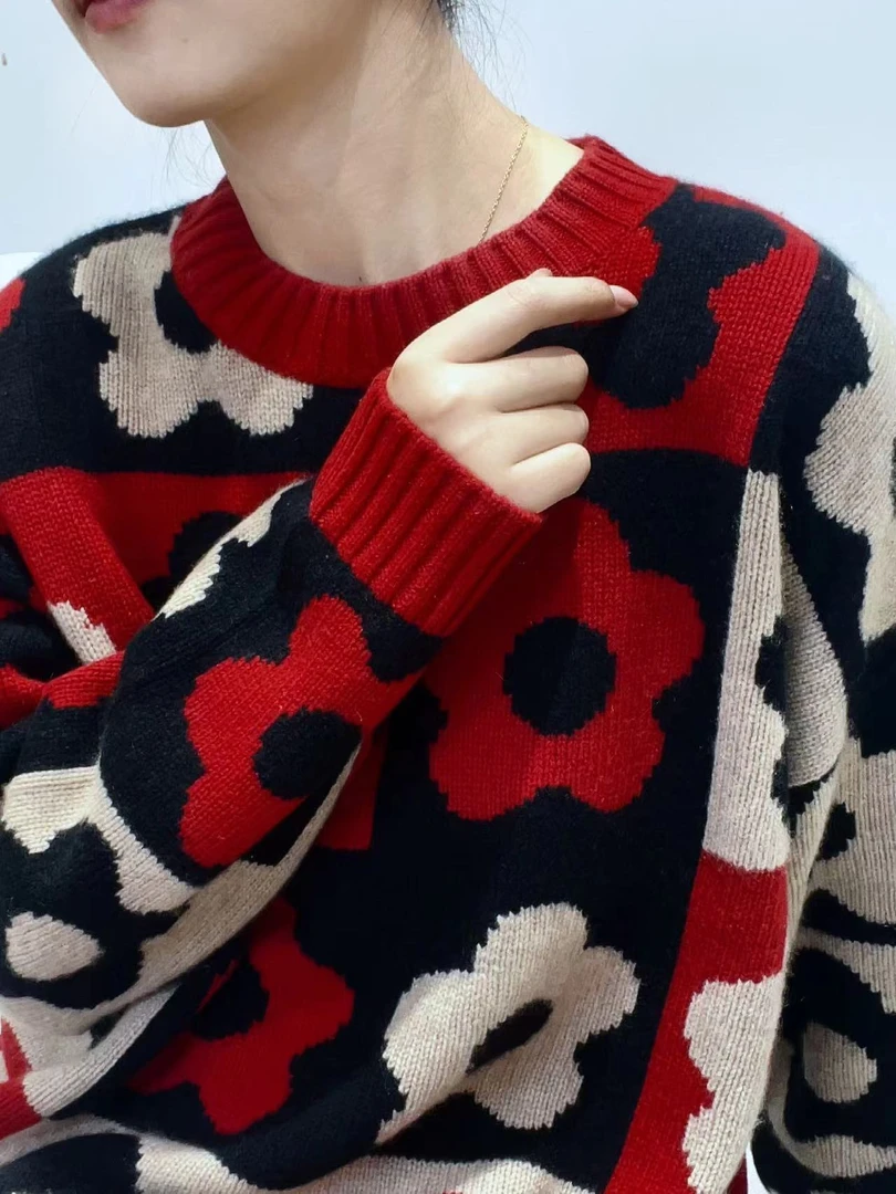 7妹羊绒重工花朵圆领2024春秋新款复古撞色宽松减龄时尚羊绒衫