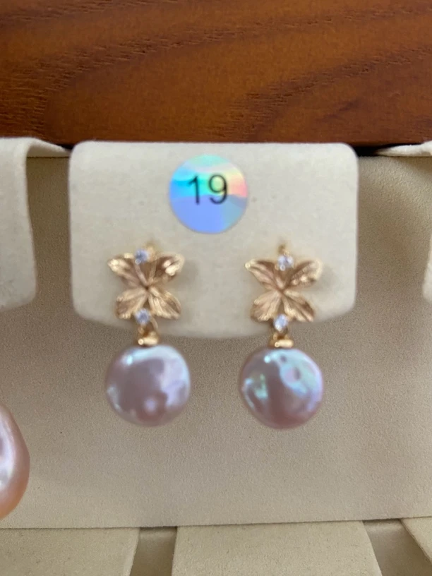 极光纽扣珍珠耳饰。