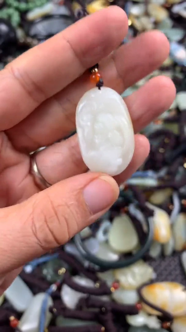 【闪购商品】和田玉颈饰未镶嵌多样性发货没有证书.拍一发一，有瑕