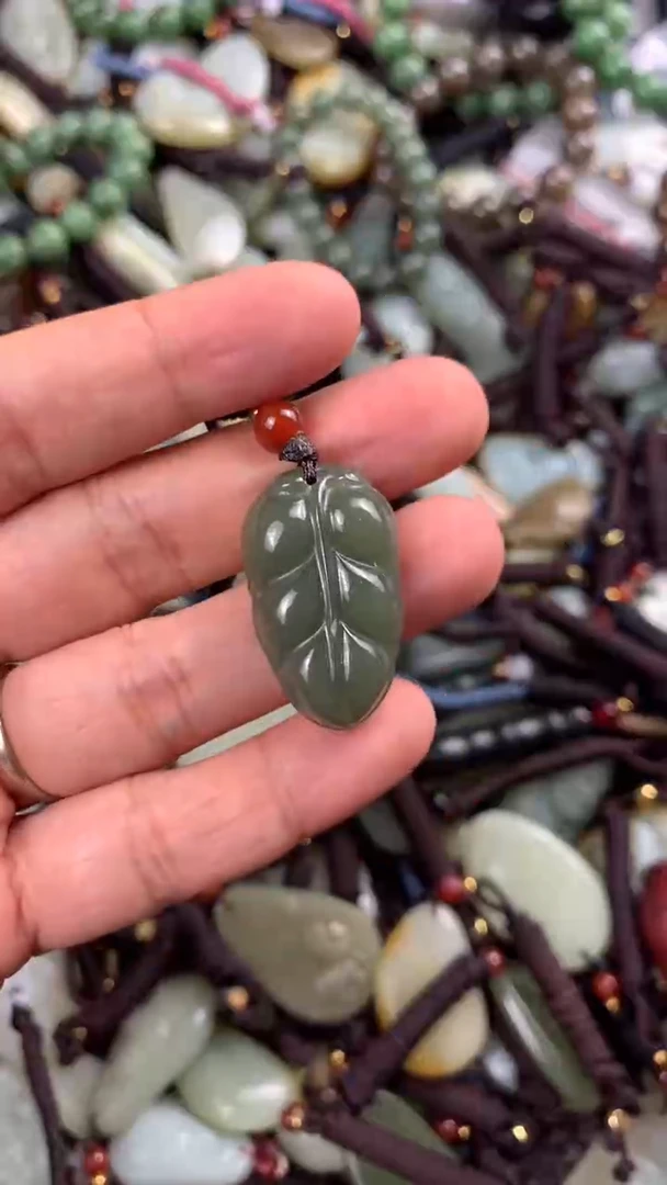 【闪购商品】和田玉颈饰未镶嵌多样性发货没有证书.拍一发一，有瑕