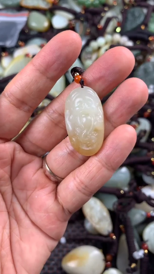 【闪购商品】和田玉颈饰未镶嵌多样性发货没有证书.拍一发一，有瑕
