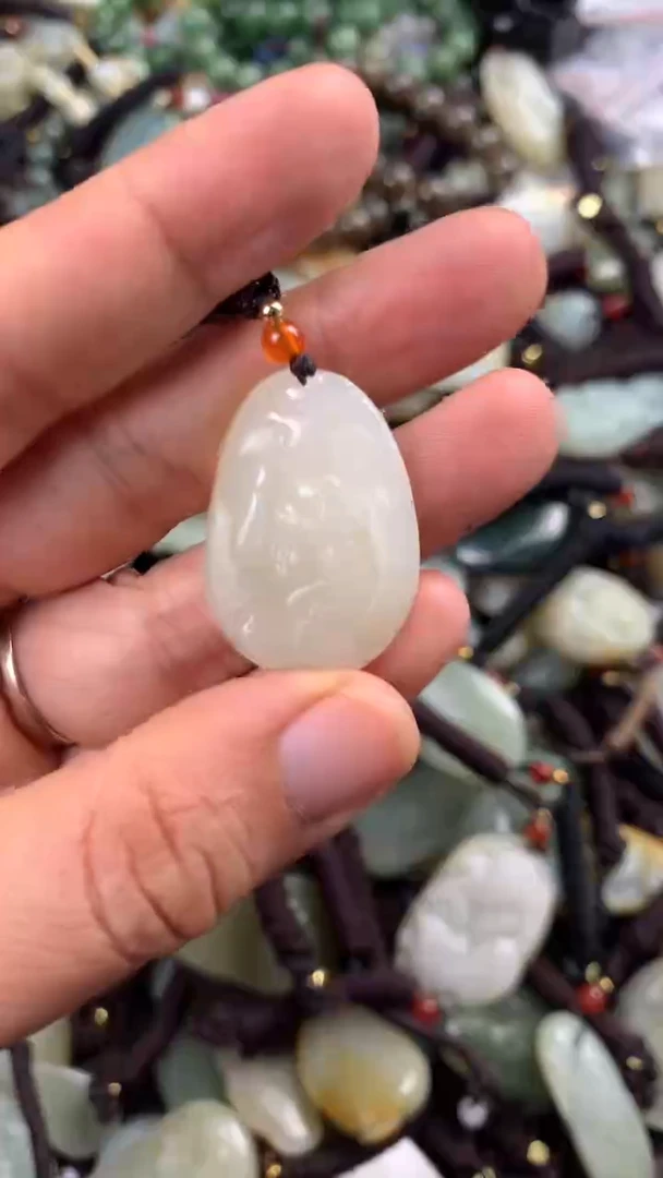 【闪购商品】和田玉颈饰未镶嵌多样性发货没有证书.拍一发一，有瑕