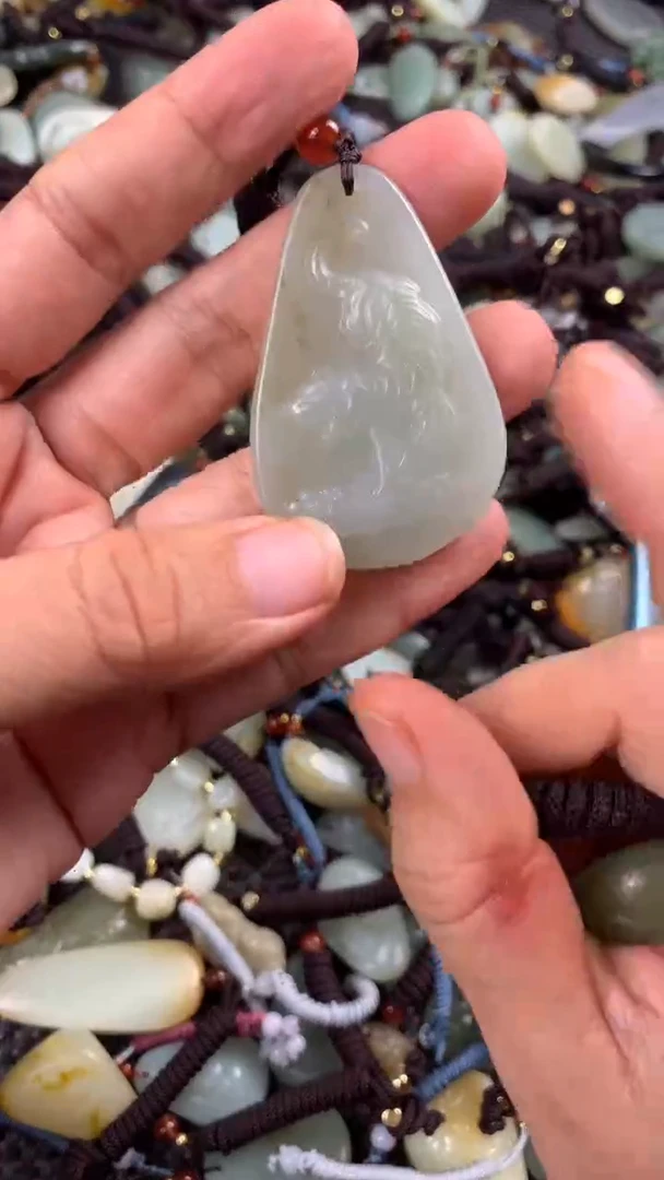 【闪购商品】和田玉颈饰未镶嵌多样性发货没有证书.拍一发一，有瑕