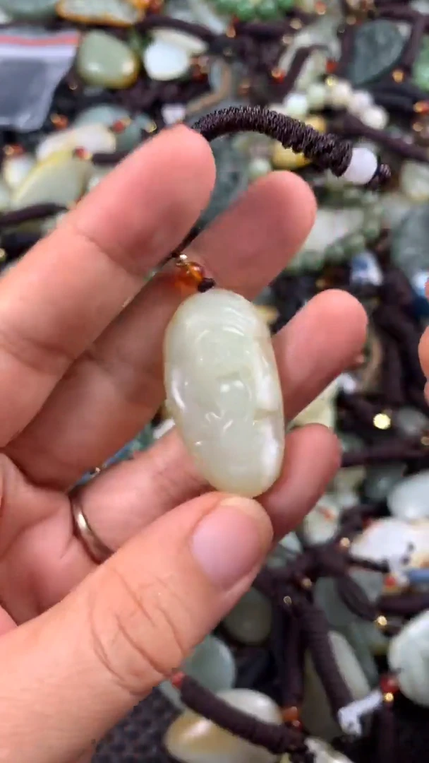 【闪购商品】和田玉颈饰未镶嵌多样性发货没有证书.拍一发一，有瑕